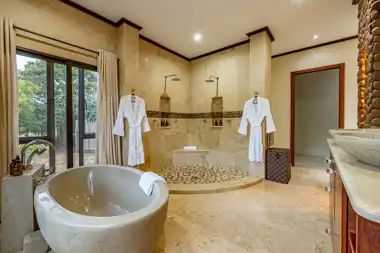 Hilltop Forest Lodge & Chalets - Hluhluwe